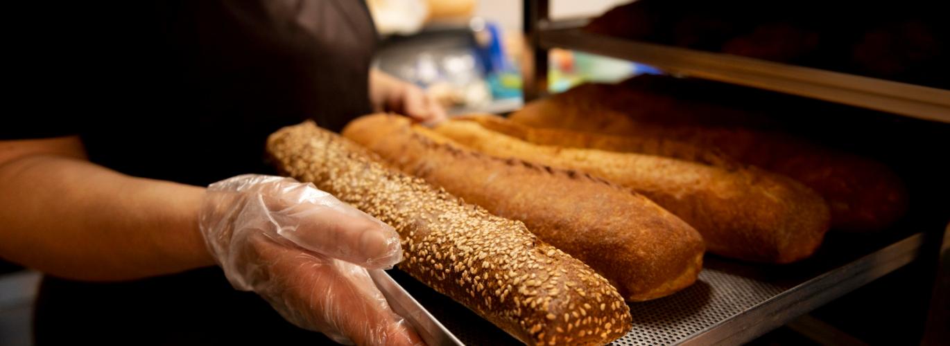 gros plan chef patissier preparant nourriture