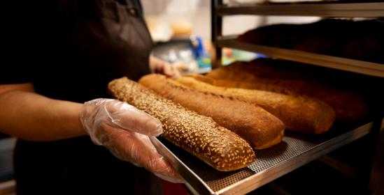 gros plan chef patissier preparant nourriture